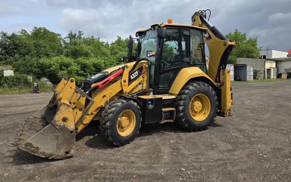 Żółta koparka stojąca na&nbsp;placu