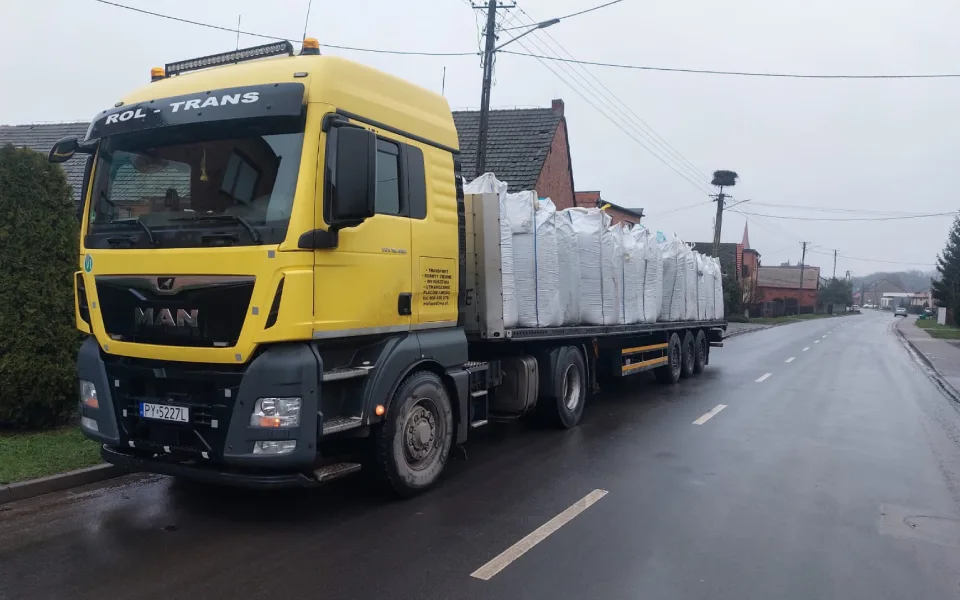 Żółty samochód ciężarowy