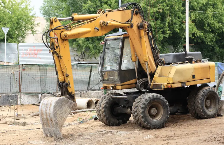 Żółta koparka z&nbsp;łyżką