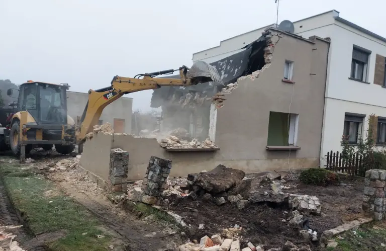 Wyburzanie budynku