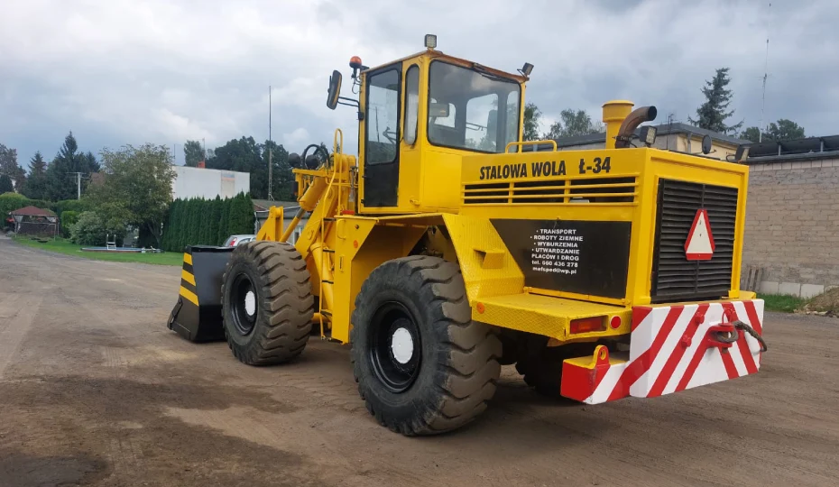 Żółta koparko-ładowarka